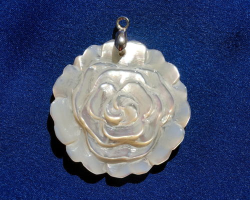 Rose, Anhänger aus echtem Perlmutt, aus einem Stück von Hand gefertigt